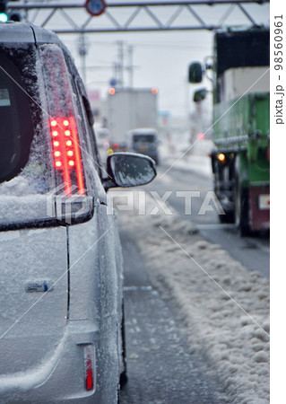 雪道での運転 98560961