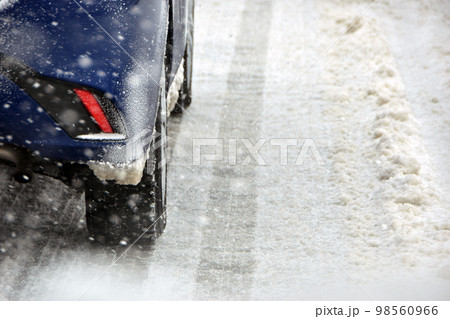 雪道を走る車のタイヤ 98560966