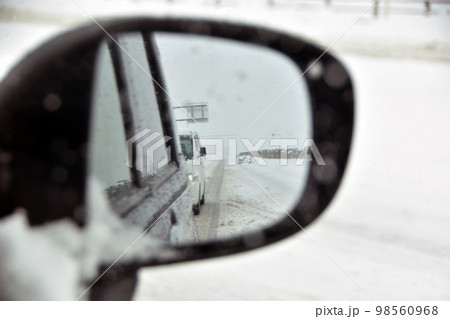 サイドミラーから見た後続車(雪道) 98560968