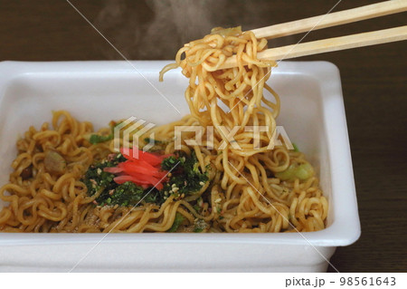 熱々のカップ焼きそば 98561643