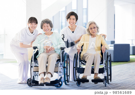 介護イメージ　シニア女性と理学療法士のポートレート　撮影協力「LINK FOREST」 98561689