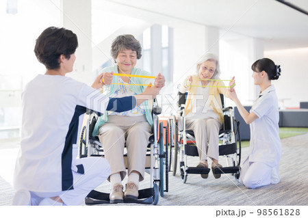 介護イメージ　体操するシニア女性と理学療法士　撮影協力「LINK FOREST」 98561828