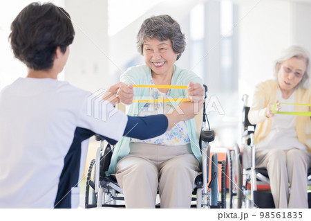 介護イメージ　体操するシニア女性と理学療法士撮影協力「LINK FOREST」 98561835