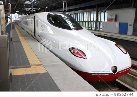 朝の武雄温泉駅に停車中の西九州新幹線N700S系車両 98562744