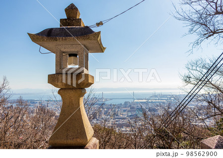 神戸の街と海を見下ろす保久良神社の古い石灯籠 神戸の街と海を見下ろす保久良神社の古い石灯籠 98562900