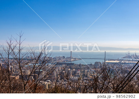 高台から眺める神戸の街並みと大阪湾 高台から眺める神戸の街並みと大阪湾 98562902