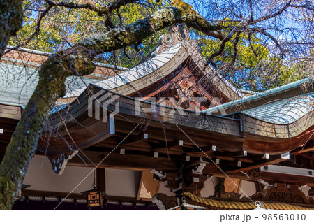 木造の古い神社の屋根 木造の古い神社の屋根 98563010