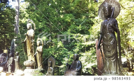 高野山・奥之院、地藏菩薩や不動明王、観音菩薩が並ぶ水向地蔵【日本・和歌山】 98563493