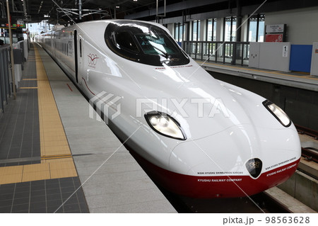 武雄温泉駅に停車中の西九州新幹線N700S系車両 98563628