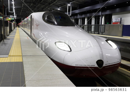夜の武雄温泉駅に停車中の西九州新幹線N700S系車両 夜の武雄温泉駅に停車中の西九州新幹線N700S系車両 98563631