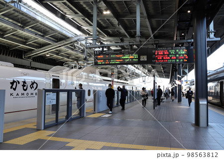朝の武雄温泉駅に停車中の西九州新幹線N700S系車両 朝の武雄温泉駅に停車中の西九州新幹線N700S系車両 98563812
