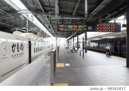 武雄温泉駅に停車中の西九州新幹線N700S系車両 武雄温泉駅に停車中の西九州新幹線N700S系車両 98563837