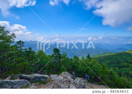 長野(山梨)の金峰山に向かう朝日岳の山頂付近から登山者と南側の眺望 98564653