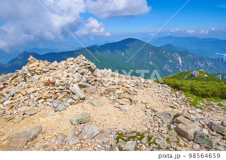 長野(山梨)の金峰山に向かう賽の河原(さいのかわら)から北側の眺望 98564659
