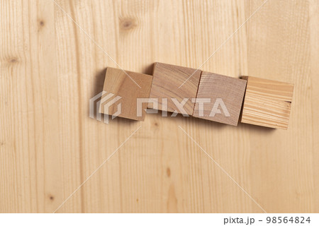 空白の木製ブロック 98564824