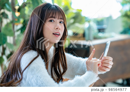 スマホを使う若い女性 スマホを使う若い女性 98564977
