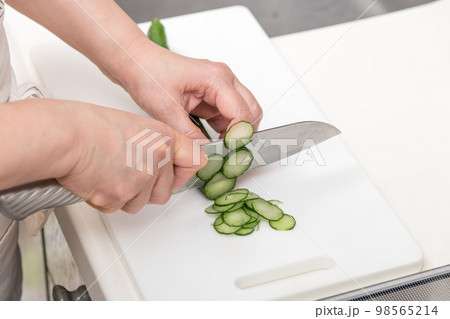 【キュウリを三徳包丁で超薄輪切り】 【キュウリを三徳包丁で超薄輪切り】 98565214