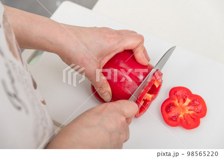 【パプリカ赤色を三徳包丁で切る】 【パプリカ赤色を三徳包丁で切る】 98565220