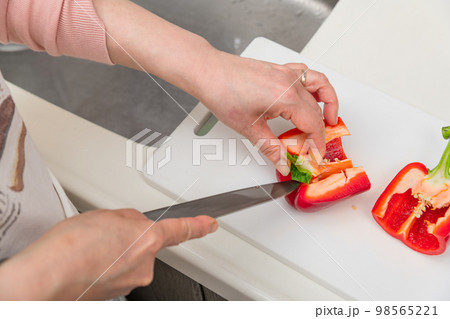 【パプリカ赤色を三徳包丁で切る】 【パプリカ赤色を三徳包丁で切る】 98565221