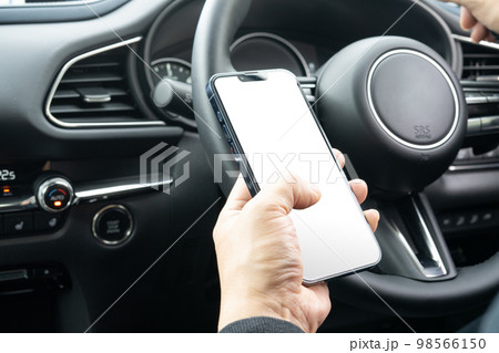 運転席でスマホを操作する手元のイメージ 98566150