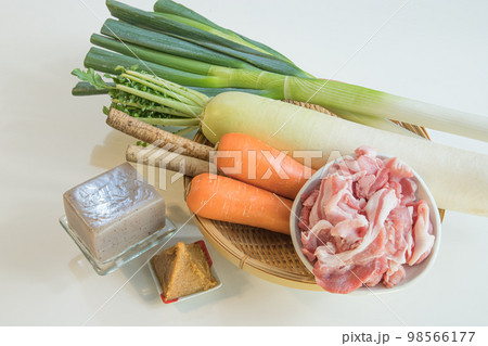 豚汁の材料(豚こま切れ肉、長ネギ、大根、ゴボウ、人参、こんにゃく、味噌) 豚汁の材料(豚こま切れ肉、長ネギ、大根、ゴボウ、人参、こんにゃく、味噌) 98566177