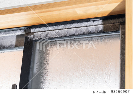 結露が凍結した窓の樹脂サッシ 98566907