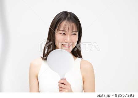 ビューティー　笑顔　女性 98567293