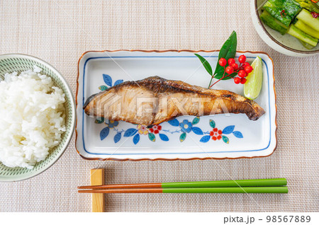 家庭で作る焼き魚料理 家庭で作る焼き魚料理 98567889