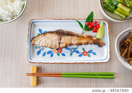 家庭で作る焼き魚料理 家庭で作る焼き魚料理 98567890