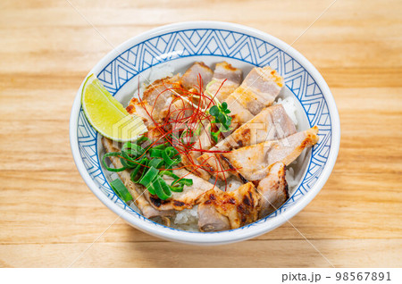 塩麹豚丼 塩麹豚丼 98567891