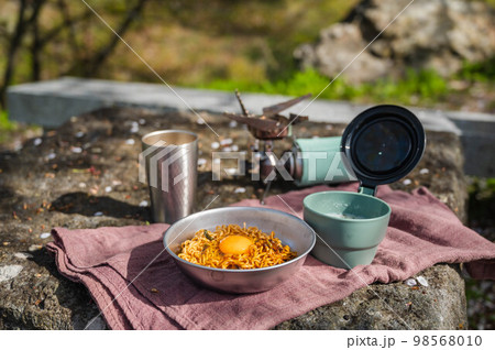 花見頃の野外飯　 98568010