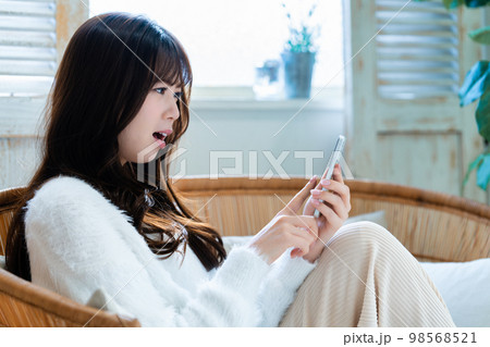 怒ってスマホを使う若い女性 怒ってスマホを使う若い女性 98568521