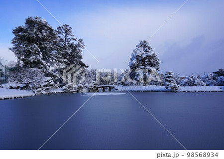 岡山県津山市にある回遊式日本庭園「衆楽園」：雪景色 98568934