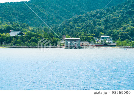 【世界遺産 嚴島神社】【安芸国一宮】船上から見た嚴島神社2 広島県廿日市市 【世界遺産 嚴島神社】【安芸国一宮】船上から見た嚴島神社2 広島県廿日市市 98569000