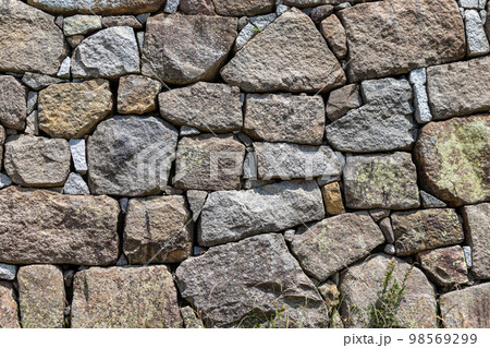 古い石垣の表面 98569299