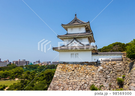 青空に映える明石城の白い三重櫓 98569300
