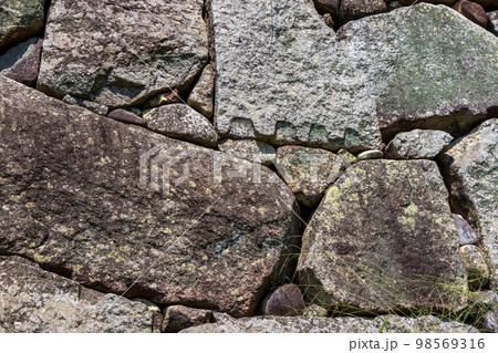 古い石垣の表面のざらざらした質感 古い石垣の表面のざらざらした質感 98569316