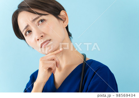 スクラブを着ている若い女性 医療イメージ スクラブを着ている若い女性 医療イメージ 98569434