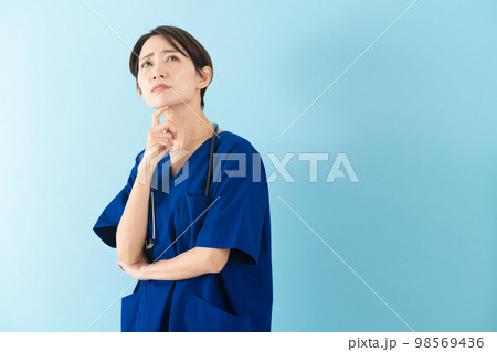 スクラブを着ている若い女性 医療イメージ スクラブを着ている若い女性 医療イメージ 98569436