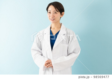 白衣を着ている若い女性　医療イメージ 98569477