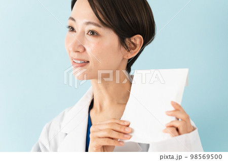 薬を処方する若い女性 医療イメージ 薬を処方する若い女性 医療イメージ 98569500