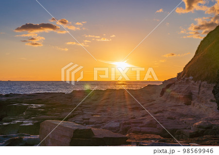 （静岡県）南伊豆入間千畳敷・夕景 98569946