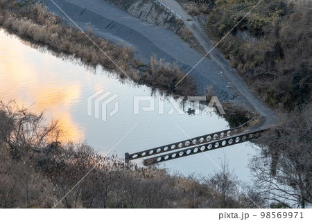 ダムの湖底に沈む安威川の風景 ダムの湖底に沈む安威川の風景 98569971