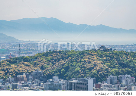 愛媛県松山市某所 春霞に覆われる松山市の街並みと松山城 愛媛県松山市某所 春霞に覆われる松山市の街並みと松山城 98570063