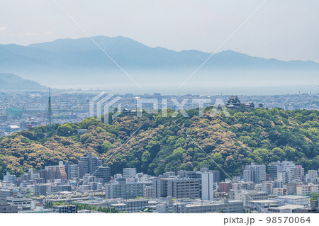 愛媛県松山市某所　春霞に覆われる松山市の街並みと松山城 98570064