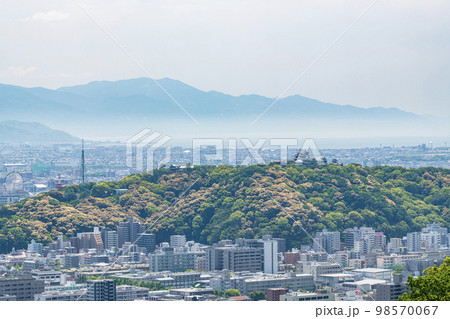 愛媛県松山市某所 春霞に覆われる松山市の街並みと松山城 愛媛県松山市某所 春霞に覆われる松山市の街並みと松山城 98570067
