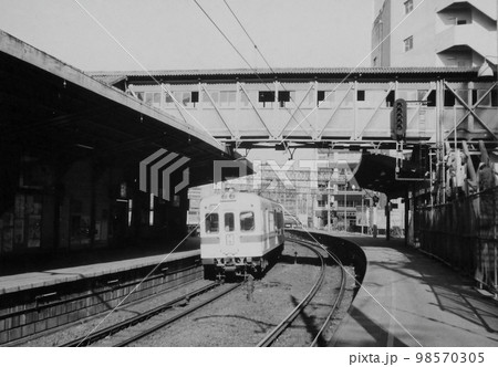 小田急・旧南新宿駅、2400形HE車、1973年12月19日、2600形は1両分のドア締切りでした 98570305