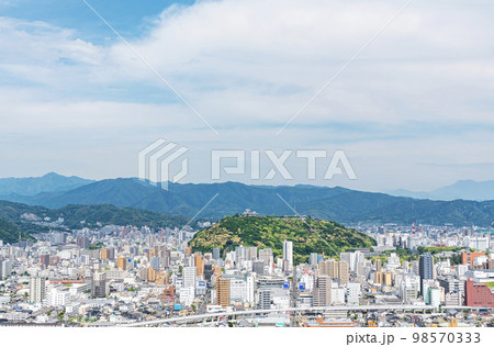 愛媛県松山市　松山総合公園展望台から眺める四国の代表都市　松山市の街並み（松山城方向） 98570333