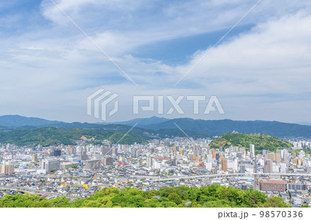 愛媛県松山市　松山総合公園展望台から眺める四国の代表都市　松山市の街並み（松山城方向） 98570336