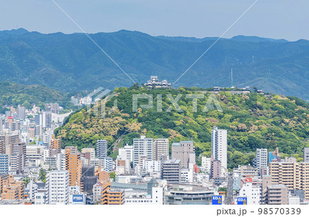 愛媛県松山市　松山総合公園展望台から眺める四国の代表都市　松山市の街並み（松山城方向） 98570339